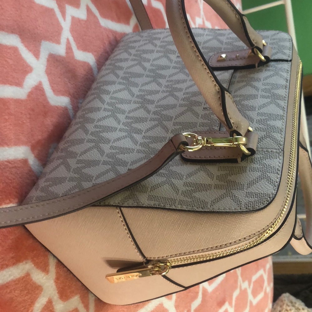 Micheal Kors bag - Picture 2 of 2